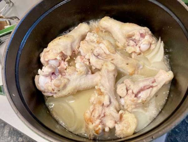 あることをするだけで手羽元がこんなに食べやすく！　手軽な裏技に「元には戻れない」