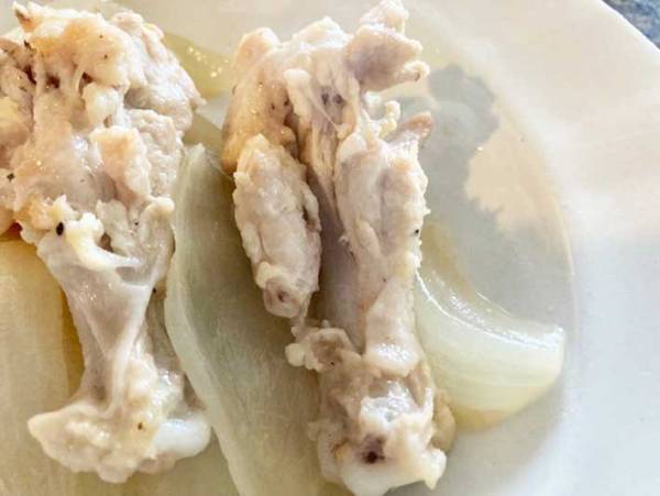 あることをするだけで手羽元がこんなに食べやすく！　手軽な裏技に「元には戻れない」