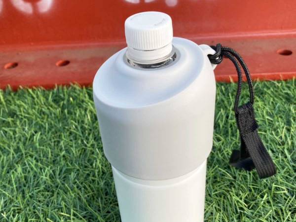 ニトリで見つけた『ペットボトルホルダー』が手軽すぎて、水筒に戻れなくなった！