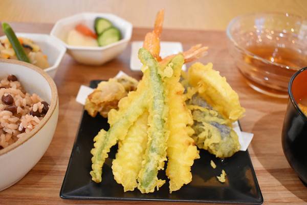 『VIVANT』コラボカフェ限定！　オリジナルフォトブースや、ドラマにちなんだメニューが続々と登場