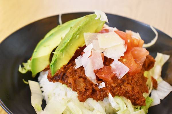 『VIVANT』コラボカフェ限定！　オリジナルフォトブースや、ドラマにちなんだメニューが続々と登場