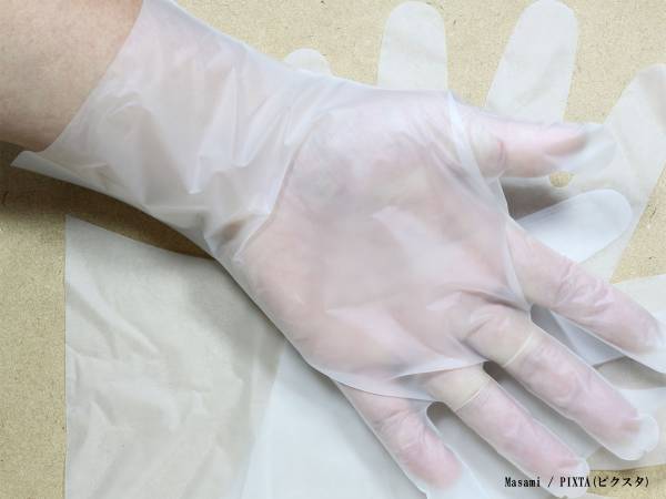 掃除で使う使い捨て手袋　プロもやっている『手を汚さない外し方』って？