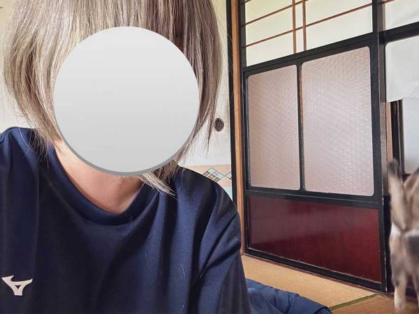 気付いた人はツッコミ不可避　髪色を変えた女性の投稿に「後ろ！後ろ！」