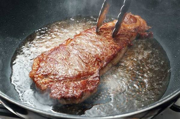 家で肉を焼くと、なんで硬くなるの？　キッコーマンが教える原因に「盲点だった」