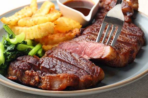 家で肉を焼くと、なんで硬くなるの？　キッコーマンが教える原因に「盲点だった」