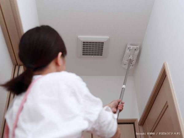 「やっぱり難しい？」「水拭きOK？」　ダスキンが教える『天井掃除のコツ』に目からウロコ