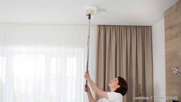 「やっぱり難しい？」「水拭きOK？」　ダスキンが教える『天井掃除のコツ』に目からウロコ