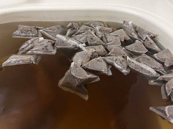 賞味期限切れの大量の麦茶をお風呂に入れたら…　衝撃写真に「爆笑して腹が痛い」