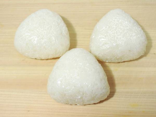 ラップにくっ付くおにぎり　どうすればいい？　解決策に「助かります」「困ってた」