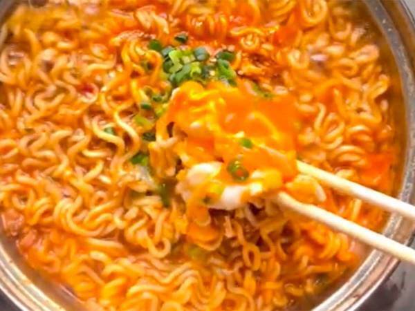 韓国人から教わった『辛ラーメン』のうまい食べ方が、たまらん　「優勝」「お腹が減ってきた」