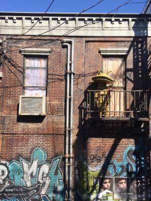 怪獣・カネゴン、ロサンゼルスの路地裏で見つかる　「ものすごく馴染んでる…」