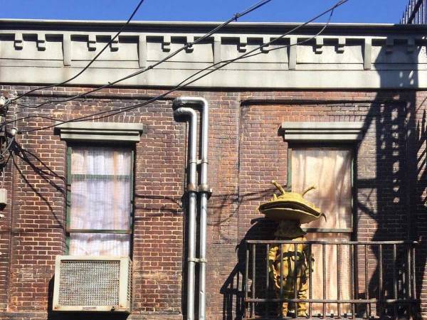 怪獣・カネゴン、ロサンゼルスの路地裏で見つかる　「ものすごく馴染んでる…」