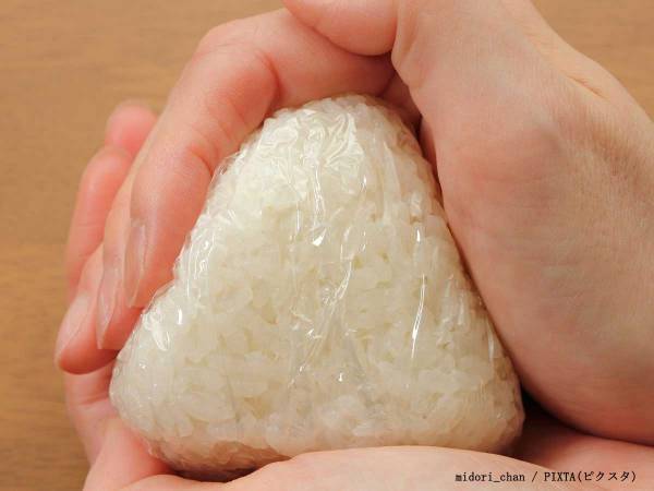 「これは禁断のおいしさ…」 簡単で悪魔的なおにぎりアレンジに「手が止まらない…」