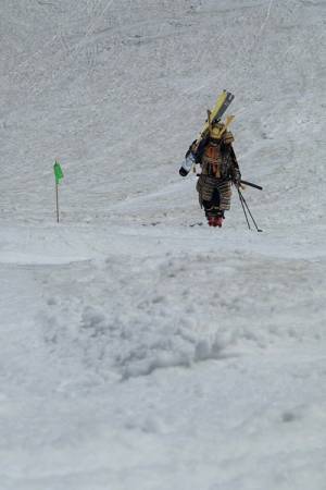 スキー場を滑る人に思わず五度見　写真に「強すぎだろ！」「目を疑った」