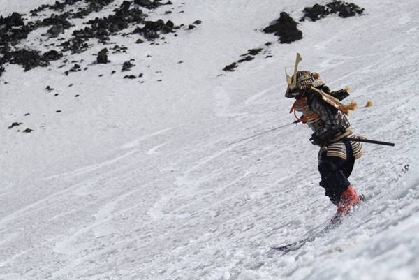 スキー場を滑る人に思わず五度見　写真に「強すぎだろ！」「目を疑った」