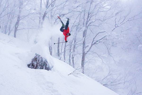 スキー場を滑る人に思わず五度見　写真に「強すぎだろ！」「目を疑った」