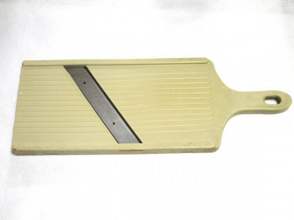 手でつかんでやってる？　スライサーの安全な使い方に「その手があったか」「やってみます」