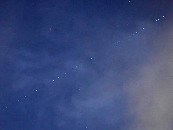 日本上空で目撃された『銀河鉄道』をご覧ください