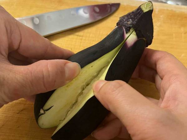 ナスに切り込みを入れて…　『ナスの豚肉サンド』が箸が止まらないウマさ