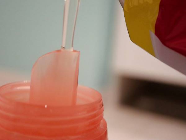 詰め替え用洗剤を無駄なく移し切る方法　「コレは便利」「目から鱗」