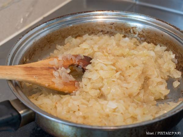 玉ねぎを早くあめ色にする方法　ライオンの裏技がタメになる