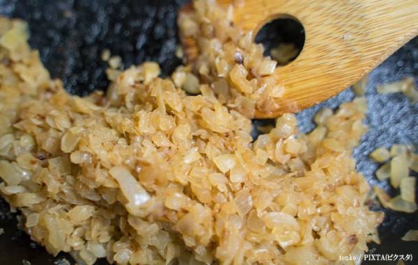 玉ねぎを早くあめ色にする方法　ライオンの裏技がタメになる