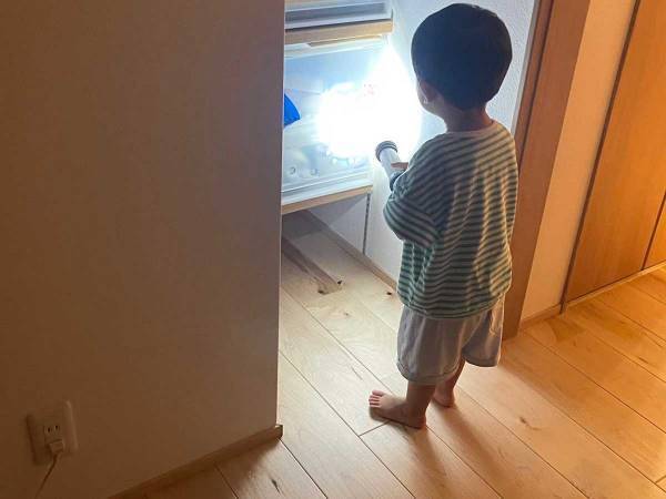 怖いテレビを観た３歳児の行動に反響　「勇敢でかわいい」「強い子になりそう」