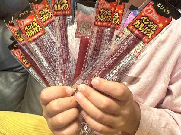 遠足のおやつをカルパスに注ぎ込んだ小１娘　目的に「策士だな」「将来有望すぎる」