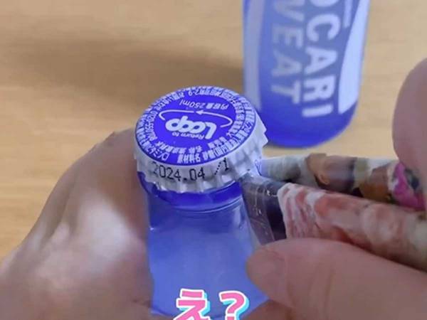 栓抜きはもういらない？　まさかの代用テクに「すぐに試したい」