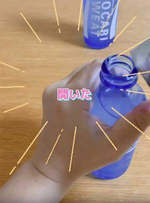 栓抜きはもういらない？　まさかの代用テクに「すぐに試したい」