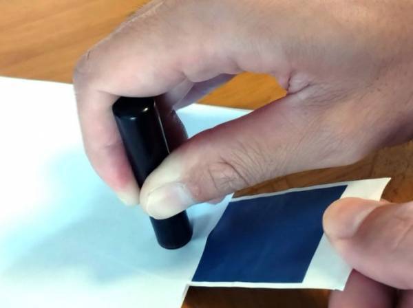 きれいにハンコを押すには？　誰でもできる裏技に「ナイスアイディア」「それ使うのか」
