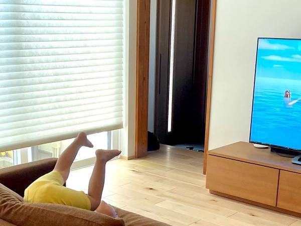 海が映るテレビを見ていた３歳児　行動に「想像力が豊か」「可愛い」