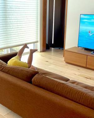 海が映るテレビを見ていた３歳児　行動に「想像力が豊か」「可愛い」
