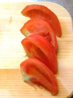 トマトをきれいにカットする方法　底の白い線を避けて切ると…？