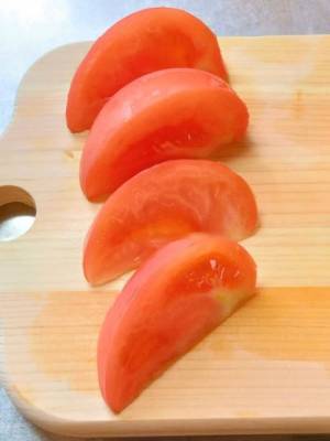 トマトをきれいにカットする方法　底の白い線を避けて切ると…？