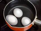 熱々のゆで卵を鍋から取り出すには？　裏技に「その手があったか」「やってみます」