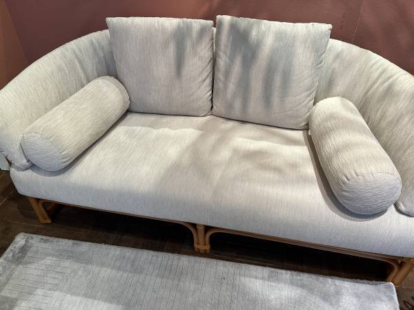 夏のベタベタ汚れを不快に思ったら…　布ソファは○○を使ってすっきりお手入れ