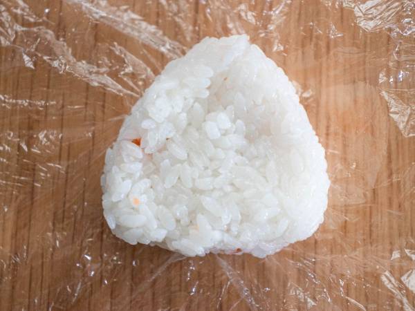 「知らなかった」「ありがとう」　おにぎりを作る時にラップを変えるべき理由
