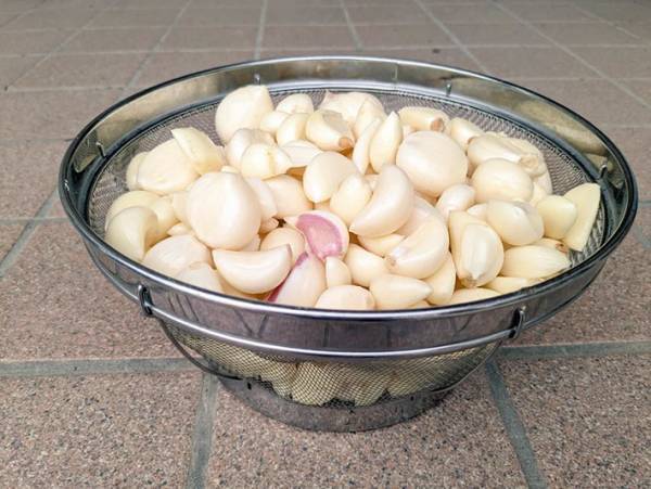 使うたびに切るのは面倒なニンニク　一気に刻んで保存する方法が「重宝する」