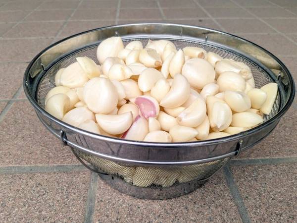 使うたびに切るのは面倒なニンニク　一気に刻んで保存する方法が「重宝する」