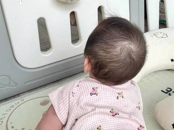 険悪なムードだった先住犬と赤ちゃん　目撃した光景に「変な声が出た」「優勝」