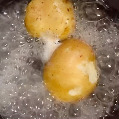 ジャガイモの皮むき　手早く済ませるには？　画期的な裏技に「一瞬すぎ」「早く知りたかった」