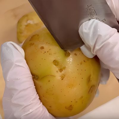 ジャガイモの皮むき　手早く済ませるには？　画期的な裏技に「一瞬すぎ」「早く知りたかった」