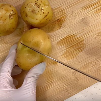 ジャガイモの皮むき　手早く済ませるには？　画期的な裏技に「一瞬すぎ」「早く知りたかった」