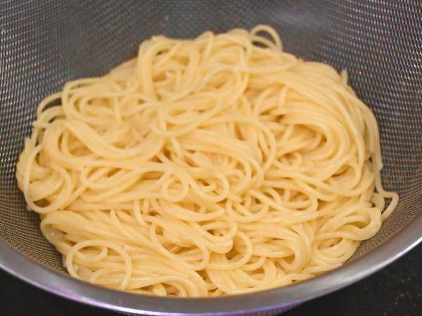 シンクにザルが置けなくても？　画期的なパスタの湯切りに「頭いい」「天才」
