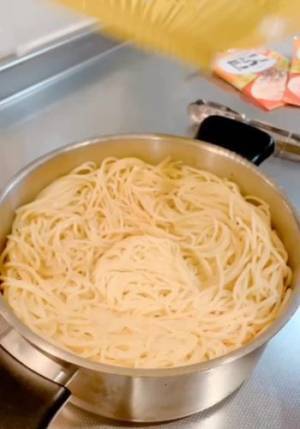 シンクにザルが置けなくても？　画期的なパスタの湯切りに「頭いい」「天才」