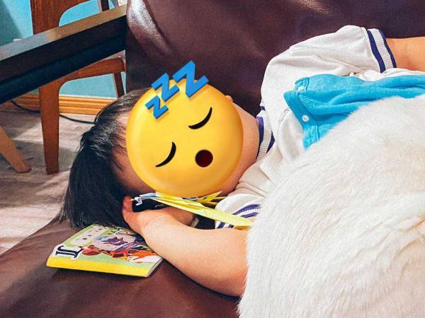 ソファーで寝落ちした男の子　白猫がとった行動に「優しさの塊」「愛が伝わる」