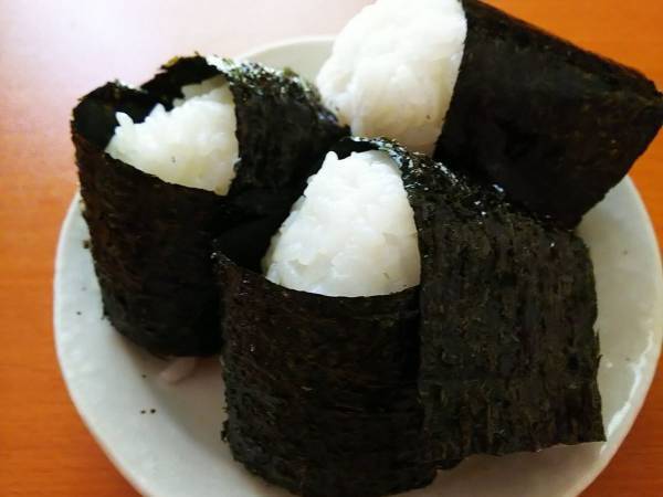 「そうすればいいのか」「なるほど！」　一度に大量のおにぎりを作る方法が目からウロコ