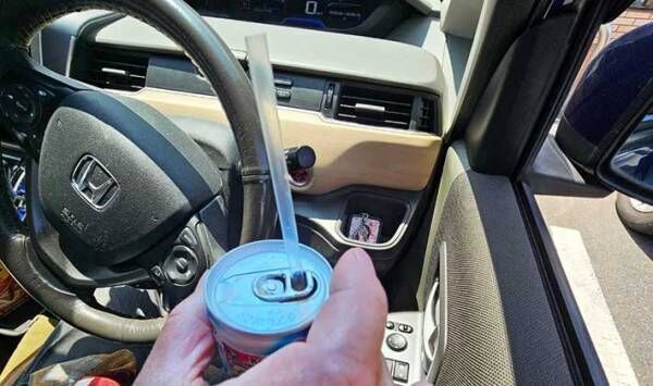 缶ジュースが運転中でも飲みやすくなる裏技に「驚いた」「安定感すごい！」