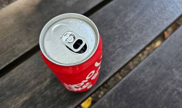 缶ジュースが運転中でも飲みやすくなる裏技に「驚いた」「安定感すごい！」